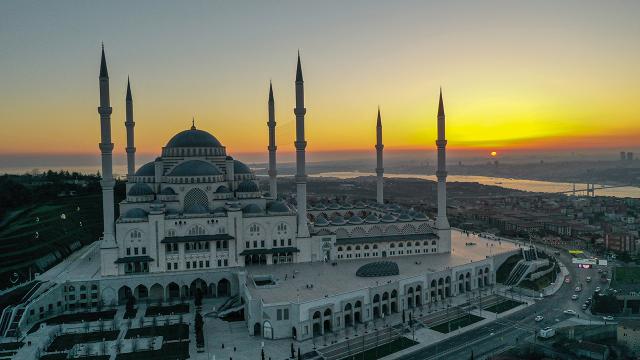 İstanbul Çamlıca Cami Karbon Film Isıtıcı İle Isınıyor